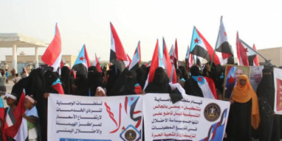 وقفة جماهيرية حاشدة لأبناء مديرية المسيلة تجدد التفويض للقيادة السياسية وتؤكد رفض الوصاية