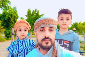 بعد أيام من وداع طفليه.. وفاة مغترب في حادث مروري تهز مواقع التواصل