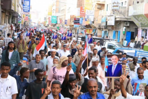 رغم إغلاق الشوارع وعسكرة المدينة.. الآلاف يشاركون في مسيرة حاشدة لكسر الوصاية بالمكلا