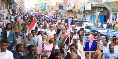 رغم إغلاق الشوارع وعسكرة المدينة.. الآلاف يشاركون في مسيرة حاشدة لكسر الوصاية بالمكلا