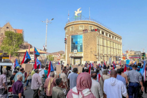 مسيرة شعبية حاشدة في مديرية صيرة تجدد التفويض للرئيس الزُبيدي وتؤكد استمرار التصعيد الشعبي