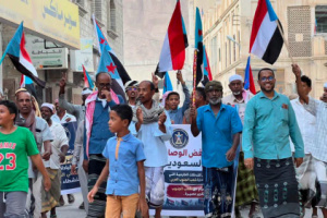 انتقالي تريم ينظم مسيرة جماهيرية حاشدة تجدد التفويض للرئيس الزُبيدي وترفض الوصاية الخارجية