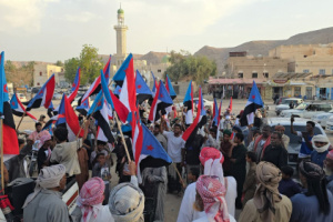 مسيرة جماهيرية حاشدة في السوم تجدد التفويض للرئيس الزُبيدي وترفض الوصاية الخارجية