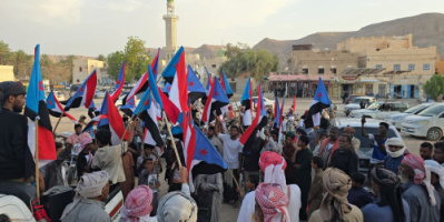 مسيرة جماهيرية حاشدة في السوم تجدد التفويض للرئيس الزُبيدي وترفض الوصاية الخارجية