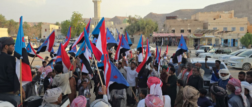 مسيرة جماهيرية حاشدة في السوم تجدد التفويض للرئيس الزُبيدي وترفض الوصاية الخارجية