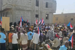 انتقالي بروم ميفع ينظم مسيرة جماهيرية حاشدة رفضاً للوصاية والاحتلال وتنديداً بتردي الخدمات
