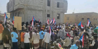 انتقالي بروم ميفع ينظم مسيرة جماهيرية حاشدة رفضاً للوصاية والاحتلال وتنديداً بتردي الخدمات