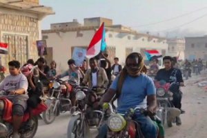 انتقالي قشن ينظم مسيرة جماهيرية حاشدة بالمركبات والدراجات النارية