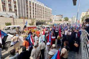 وقفة احتجاجية حاشدة في العاصمة عدن تؤكد صمود شعب الجنوب في مواجهة حرب الخدمات ورفض الوصاية