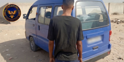 قوات طوق العاصمة عدن تضبط باصاً مسروقاً في منفذ العلم الأمني بعد لحظات من سرقته