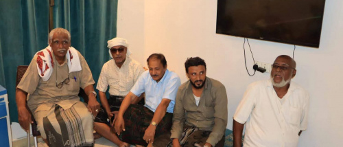 اليهري يزور المناضل علي بن عكظة للاطمئنان على صحته