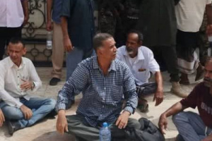 إصابة رئيس نقابة عمال الجنوب خلال اقتحام مقر النقابة في المعلا