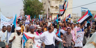 انتقالي أبين ينظم مظاهرة جماهيرية ويتعهد بمواصلة النضال حتى تحقيق أهداف الجنوب
