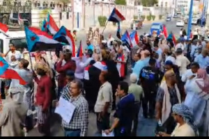 اتحاد نقابات عمال الجنوب ينظم وقفة احتجاجية تنديدًا باقتحام مقره في العاصمة عدن