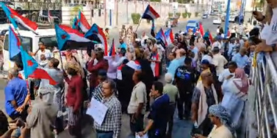 اتحاد نقابات عمال الجنوب ينظم وقفة احتجاجية تنديدًا باقتحام مقره في العاصمة عدن