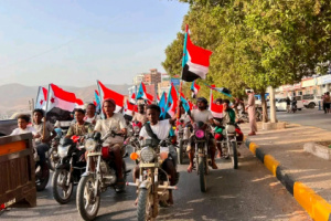 مسيرة شبابية بالدراجات النارية في المكلا تأييدًا للتصعيد السلمي ورفضًا لتدهور الخدمات