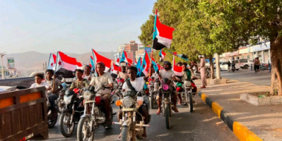 مسيرة شبابية بالدراجات النارية في المكلا تأييدًا للتصعيد السلمي ورفضًا لتدهور الخدمات