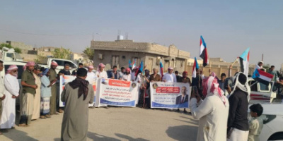 وقفة احتجاجية ومسيرة في رماه تجدد التفويض للرئيس الزُبيدي وترفض الوصاية الخارجية