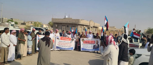 وقفة احتجاجية ومسيرة في رماه تجدد التفويض للرئيس الزُبيدي وترفض الوصاية الخارجية