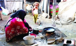 جرائم الحوثي بالبحر والجبهات تفجر موجة نزوح جديدة وتشرد آلاف اليمنيين