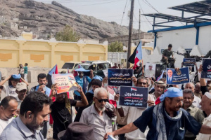 عاجل| العاصمة عدن تشهد تحركاً نقابياً وشعبياً للمطالبة بحلول للأزمة الخدمية
