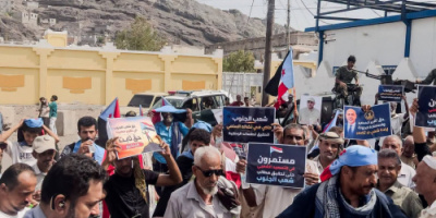 عاجل| العاصمة عدن تشهد تحركاً نقابياً وشعبياً للمطالبة بحلول للأزمة الخدمية