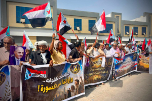 انتقالي حضرموت يواصل برنامجه الاحتجاجي بتنظيم وقفة سلمية في المكلا.