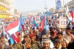 مسيرة جماهيرية حاشدة في لبعوس رفضًا للوصاية وتجديدًا للتفويض للرئيس الزُبيدي