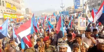 مسيرة جماهيرية حاشدة في لبعوس رفضًا للوصاية وتجديدًا للتفويض للرئيس الزُبيدي