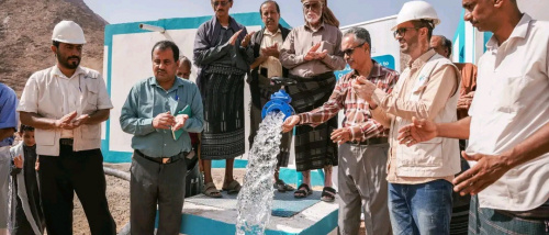 مدير عام مديرية عتق ومدير مياه الريف بشبوة يدشنان مشروع تأهيل بئر الصدارة لتعزيز خدمات مياه الشرب