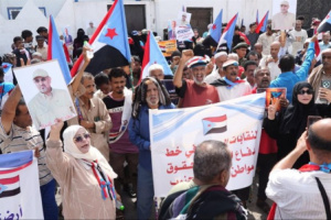 احتجاج أمام وزارة الشؤون الاجتماعية يرفض عودة نشاط الاتحادات العمالية اليمنية في عدن