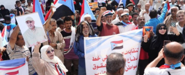 احتجاج أمام وزارة الشؤون الاجتماعية يرفض عودة نشاط الاتحادات العمالية اليمنية في عدن