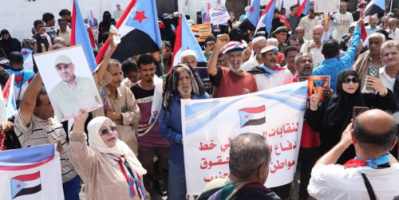 احتجاج أمام وزارة الشؤون الاجتماعية يرفض عودة نشاط الاتحادات العمالية اليمنية في عدن