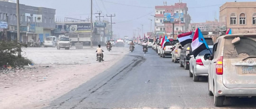  انتقالي سيحوت ينظم مسيرة جماهيرية حاشدة بالمركبات رفضًا لسياسات التجويع والوصاية