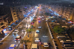 الأرصاد الجوية تحذّر من أمطار رعدية على عدن وتدعو إلى تجنب مجاري السيول