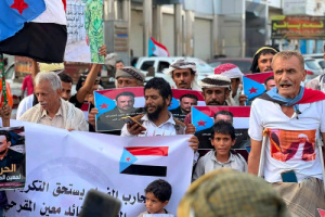 أحرار العاصمة عدن يحتشدون أمام سجن المنصورة المركزي تضامناً مع البطل معين المقرحي