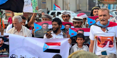 أحرار العاصمة عدن يحتشدون أمام سجن المنصورة المركزي تضامناً مع البطل معين المقرحي