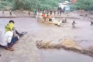 طفل يسقط من فوق سيارة أثناء عبور سيل بوادي زبيد في وصاب