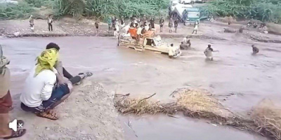 طفل يسقط من فوق سيارة أثناء عبور سيل بوادي زبيد في وصاب