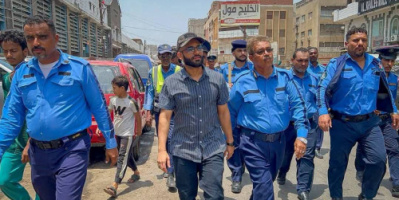 مدير صيرة ونائب شرطة السير بعدن يطلعان على أعمال رفع المعوقات في شوارع المديرية