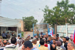 في إطار التصعيد الشعبي والعصيان المدني.. وقفة احتجاجية حاشدة أمام وزارة الكهرباء بالعاصمة عدن