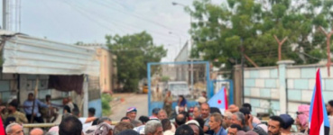 في إطار التصعيد الشعبي والعصيان المدني.. وقفة احتجاجية حاشدة أمام وزارة الكهرباء بالعاصمة عدن
