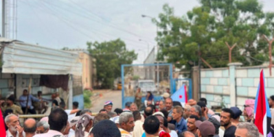 في إطار التصعيد الشعبي والعصيان المدني.. وقفة احتجاجية حاشدة أمام وزارة الكهرباء بالعاصمة عدن