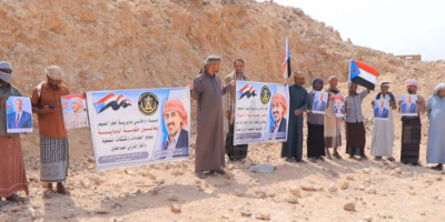 أبناء حجر الصيعر ينفذون وقفة احتجاجية سلمية رفضًا للوصاية والمطالبة بتمكين أبناء حضرموت
