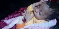 العثور على رضيع متروك بجوار مسجد في المنصورة بعدن والأمن يتحرى عن أسرته