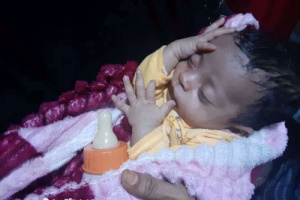 العثور على رضيع متروك بجوار مسجد في المنصورة بعدن والأمن يتحرى عن أسرته