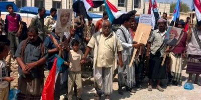 انتقالي يبعث ينظم وقفة احتجاجية أمام المجمع الحكومي