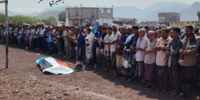 بحضور الحالمي ومهدي .. الآلاف من أبناء الجنوب يشيّعون جثمان الشهيد عبدالرحيم صالح إلى مسقط رأسه بردفان