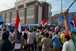 في إطار التصعيد الشعبي.. وقفة احتجاجية حاشدة أمام شركة النفط بمديرية المعلا رفضاً لتدهور الخدمات