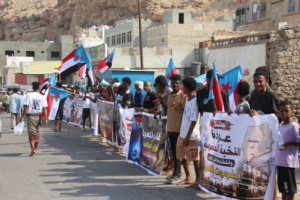 انتقالي حضرموت ينظم وقفة احتجاجية أمام بوابة ميناء المكلا